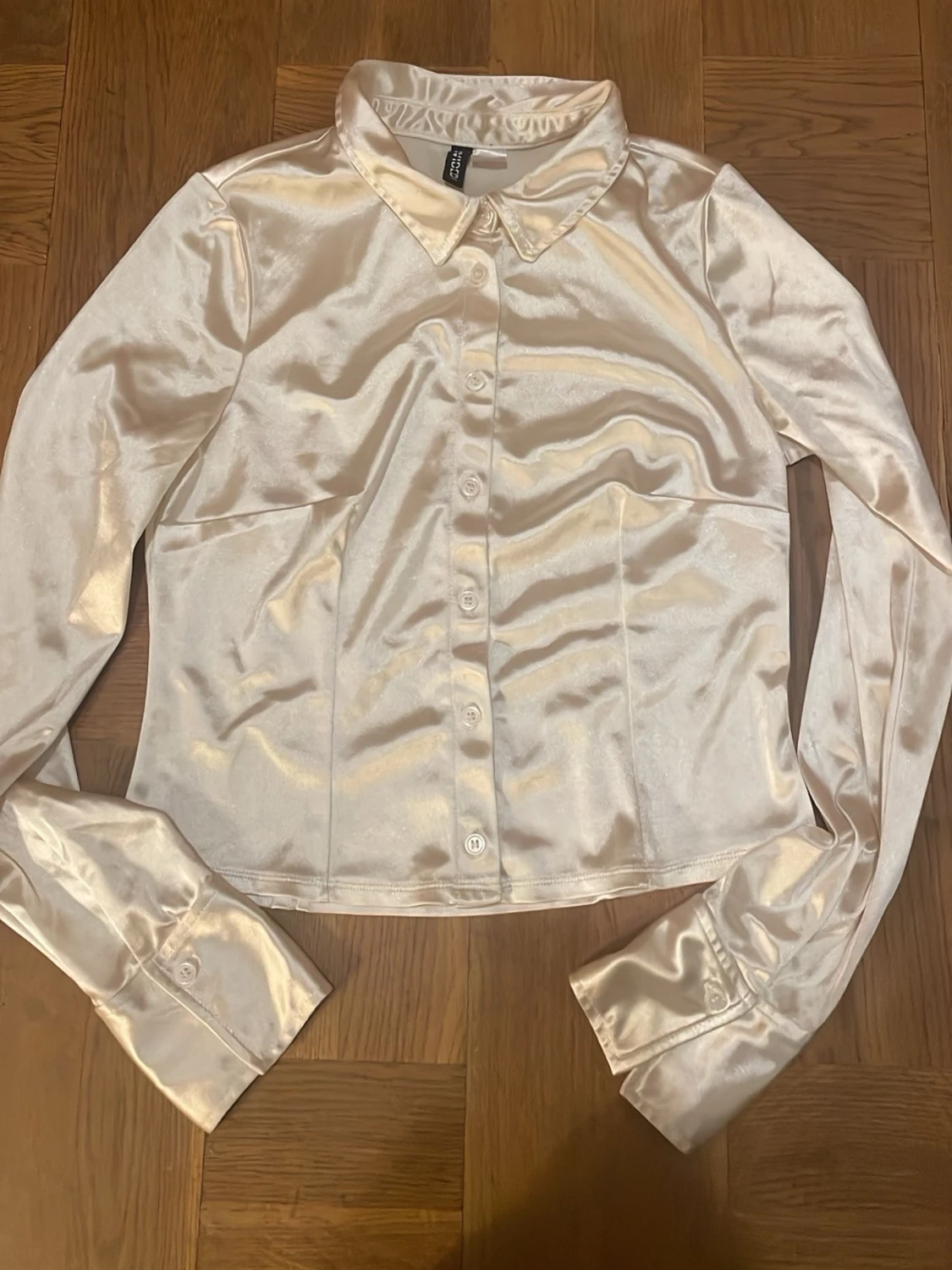 Champagnefärgad satinblus från H&M