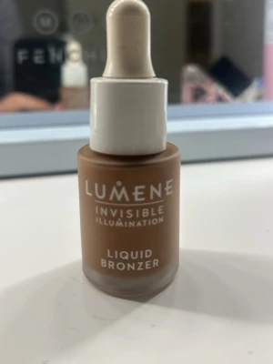 lumene liquid bronzer - säljs för 399 på kick, pris kan diskuteras !! säljer då den inte kommer till användning 💞💞Flytande bronzer från Lumene Invisible Illumination-serien. Kommer i en liten glasflaska med pipett för enkel applicering. Färgen är varm brun och ger en naturlig solkysst look till ansiktet. Perfekt för att skapa glow och definiera ansiktskonturer.