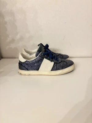 Valentino fly crew sneakers - Såå snygga valentino garavani fly crew skor i storlek 39. Alla nitar är kvar. De är använda men i bra skick med lite slitage på vita delarna på sidorna samt på de blåa remmarna. Man får med extra skosnören.