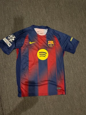 Barca Lamine Yamal matchtröja 25/26 - Snygg helt ny FC Barcelona matchtröja 25/26 med Lamine Yamal på ryggen.   