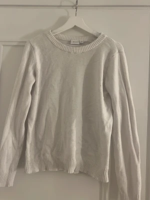 Vit stickad tröja från VILA - Vit stickad tröja från vila storlek M .