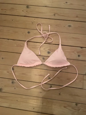 Triangelbikini - Jättefin triangelbikini med uttagbara inlägg. Den är i storlek XS, aldrig använd❤️