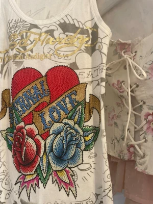 Ed Hardy - Från Ed Hardy med snyggt tryck på i storlek S!