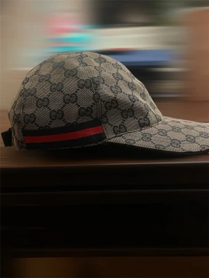 G keps - Beige och navy keps med g mönster