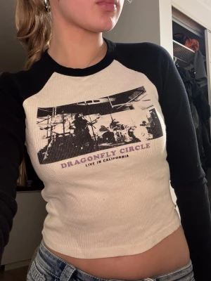 Svartvit långärmad topp - Säljer en svartvit långärmad topp från Pull & bear💓använd fåtal gånger 