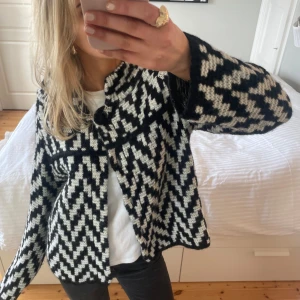 Kofta - Fin stickad kofta, bilderna är från förra ägaren och knappen har tyvärr lossnat men är superfint att stänga den med tex en hårklämma!😇Annars i superfint skick!