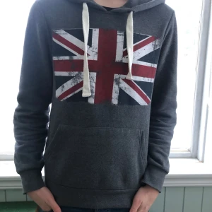 Storbritannien hoodie - Modellen är 181 och väger 60