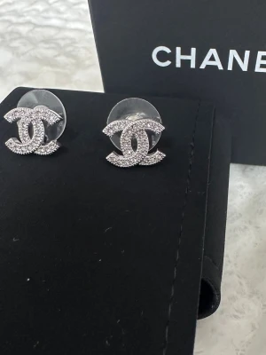 CC örhängen  - S925 örhängen, finns även i guld färg :) helt nya🩷 lådan tillkommer inte