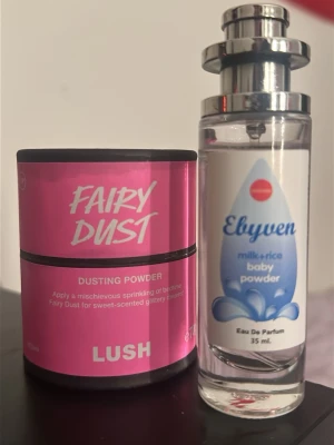 Fairy Dust Dusting Powder från Lush - Endast testade perfekt för dig som gillar puder doft Fairy Dust Dusting Powder från Lush i en rosa burk. Pudret har en söt doft och ger en glittrig finish på huden. Perfekt för dig som vill ha en skimrande look och dofta gott. Innehåller 70g och har en lekfull design.