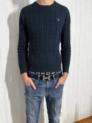 Mörkblå kabelstickad tröja GANT - Säljer en mörkblå kabelstickad tröja från GANT, tröjan är i storlek M men sitter som S. Vid fundering är det bara att hojta till !