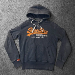Superdry Hoodie  - Tja! Säljer en Superdry Hoodie i storleken (L) fast sitter som en liten (M)-skick 8/10. Hör av er vid minsta fundering!