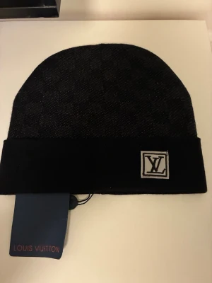 Svart mössa - Säljer en snygg svart mössa helt ny inte använd en ända gång prislappen är fortfarande kvar på mössan