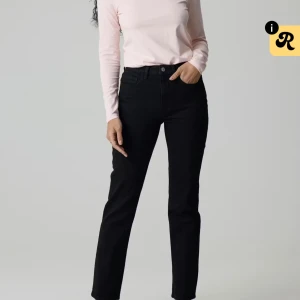 Svarta raka jeans - Säljer ett par svarta jeans från Cubus med raka ben. Byxorna har en medelhög midja och är i stl 29/32 benlängd 😊