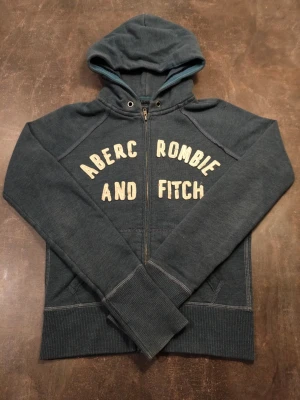 Abercrombie & Fitch  - Inga defekter saknas dock snören passar XS