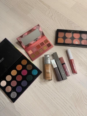 Wet n Wild Pride Metallic Palette - Säljer en färgsprakande ögonskuggspalett från Wet n Wild med 15 metallic-nyanser i allt från guld, koppar och brons till lila, blått och grönt. Perfekt för dig som älskar att experimentera med färg och skapa kreativa looks. Paletten har en glittrig regnbågsdesign på locket.