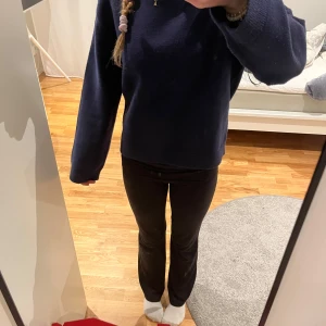 Mörkblå tröja - Säljer en mysig mörkblå tröja i bra skick. Perfekt för höst och vinter med sin varma och bekväma passform. Tröjan har långa ärmar och en klassisk rund halsringning. Passar perfekt till både jeans och leggings för en avslappnad look. Storlek S men passar XS