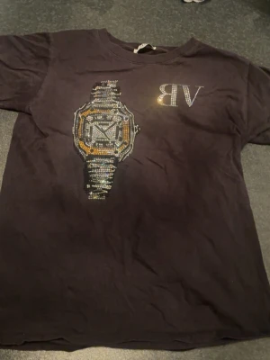 En T-shirt och en tröja från bvaldi - T-shirten för 200kr och tröjan för 350kr. 500kr för båda samtidigt 