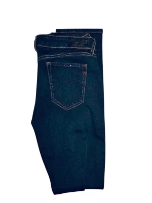 Replay jeans - Säljer ett par mörkblå jeans från Replay i storlek W30 med en längd på 103 cm. Jeansen är i perfekt skick, sparsamt använda och utan några tecken på slitage. Klassisk och stilren modell som passar både till vardag och mer uppklädda tillfällen. Hör gärna av dig vid frågor eller om du är intresserad.