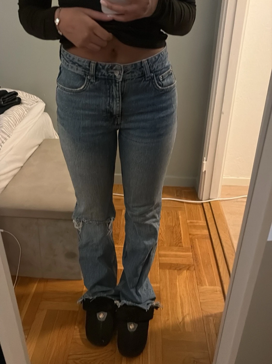 Blå bootcut jeans från Gina Tricot