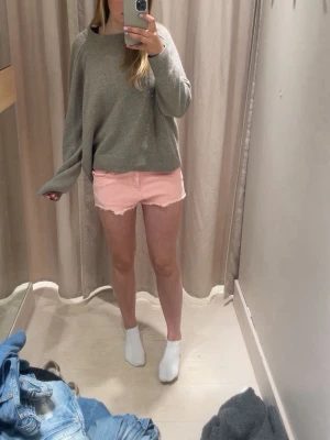 Rosa jeansshorts från river  Island - Köpta på Karlaplan loppis! Skriv för mer info! Pris går att diskuteras! Väldigt bra skick, inga defekter alls🥰