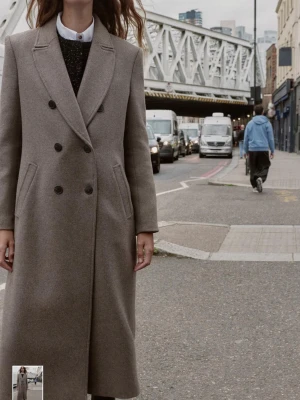 SÖKER!!! - Söker denna kappan från Zara som är slutsåld, som heter ”LÅNG DUBBELKNÄPPT KAPPA” i färgen Mink Mörk (brun beige ish) på hemsidan. Söker helst i storlek M eller S men andra storlekar kan också gå bra. Kontakta mig om du har denna kappan och funderar på att sälja! 💕☺️