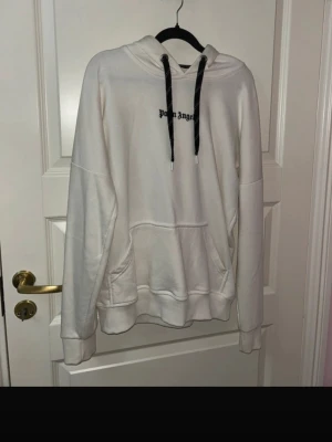 Äkta Palm Angels hoodie - Vit Palm angels Hoodie med tryck framtill och back. Har luva och ficka framtill.