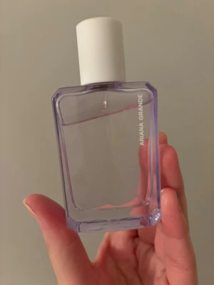 God is a woman Ariana Grande - Doftnoter: päron, abrette, turkisk ros, madagaskarvanilj, cederträ. Väldigt god doft, söt men ändå fräsch doft. Knappt använd. 