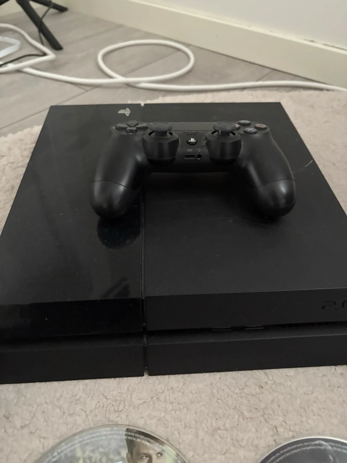 PlayStation 4 med handkontroll och spel