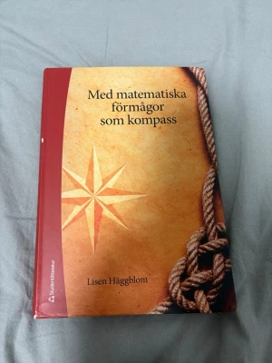Med matematiska förmågor som kompass - Upptäck hur matematiska förmågor kan bli din vägvisare! Den här boken guidar dig genom begrepp, kommunikation och problemlösning i matematik, med tydliga exempel och praktiska tips. Perfekt för dig som vill förstå och utveckla dina mattekunskaper på djupet.