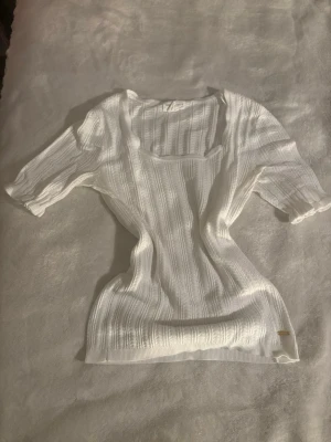 Vit topp Lindex/ holly&whyte  - Supersöt topp från Lindex. Sparsamt använd. Väldigt fin till jeans.