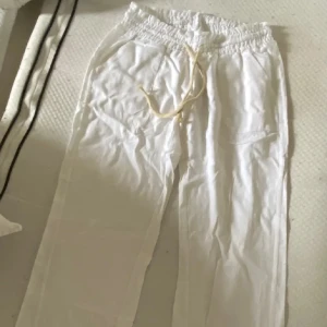 Roxy linnebyxor - Säljer ett par vita linnebyxor från Roxy💕 Knappt använda! Ändast lite skrynkliga men det går lätt att stryka dom. Dom är inte särskilt genomskinliga💗
