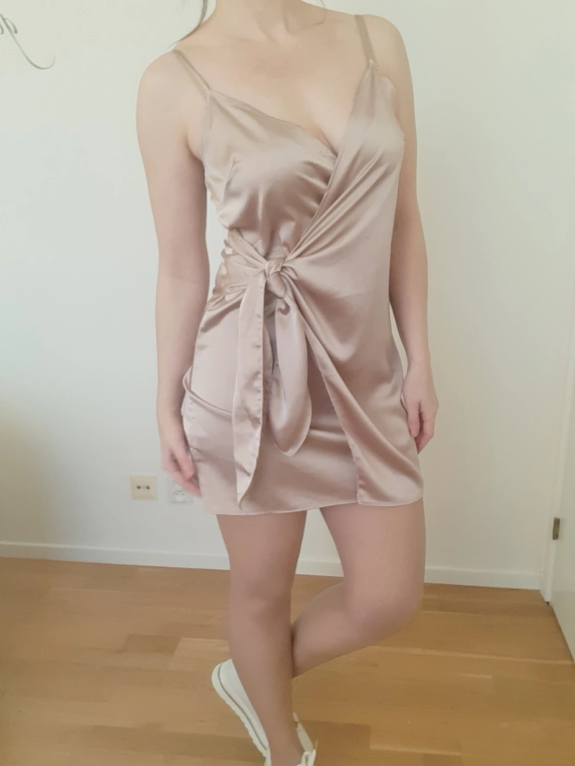 Beige omlottklänning från Saw It First - 1