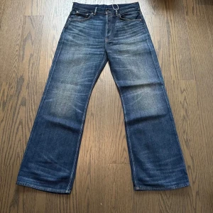 Acne Studios 2021m Yoyogi - Acne Studios 2021m Yoyogi                                                        Längd: 112cm                                                                                  Midja: 43cm                                                                                    Innerben: 78cm                                                                                Lår: 27cm                                                                                     Fotöppning: 25cm 