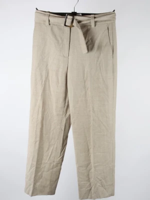 Beige kostymbyxor från Massimo Dutti - Stilrena beige kostymbyxor från Massimo Dutti med raka ben och hög midja. Byxorna har bälte i midjan, diskreta sidofickor och passpoalfickor bak. Tillverkade i ett mjukt linnematerial som ger en avslappnad men dressad look.