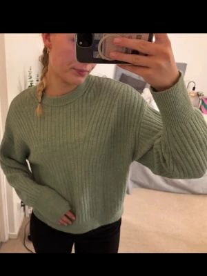 Grön stickad tröja  - Grön stickad tröja. Storlek S men passar mig som är mer storlek M! Svårt att se färgen på bilden, lite mer grön i verkligheten 