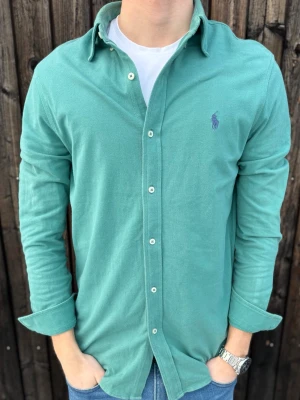 Grön Ralph Lauren skjorta herr - Nu har vi fått in en Grön Ralph Lauren skjorta i storlek M skicket är extremt bra 9/10. Pris 299kr men kan gå ner vid snabb och smidig affär som alltid😊✅📦// Studio II Resell