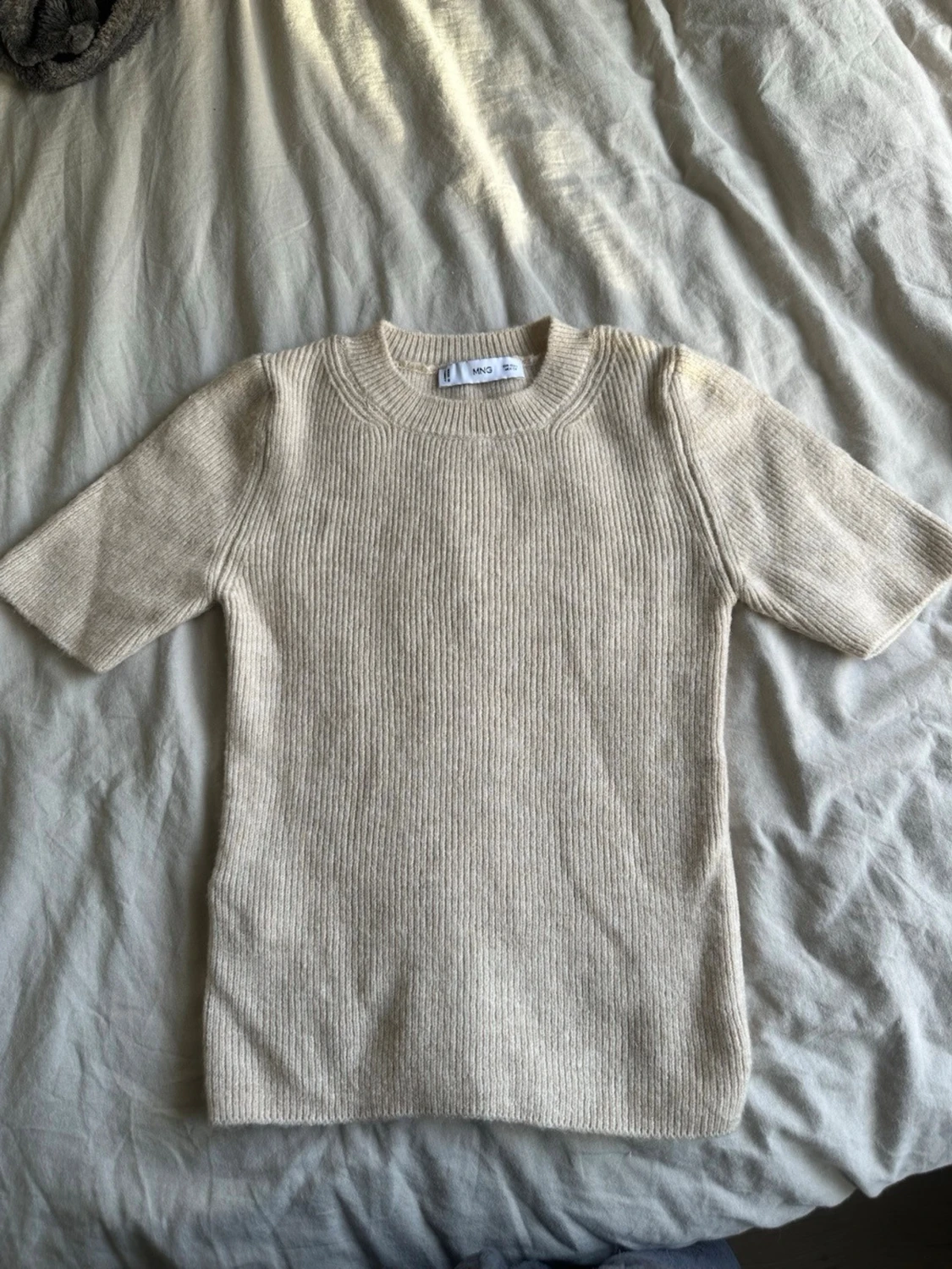 Beige stickad kortärmad tröja från mango