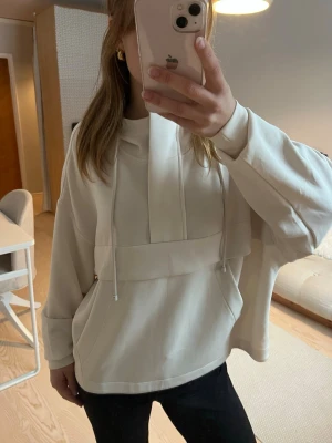 Beige tränings hoodie i mjukt material  - Jätte skön och go nu på vintern att använda inne på gymmet eller hemma. Extremt skönt material! 😊