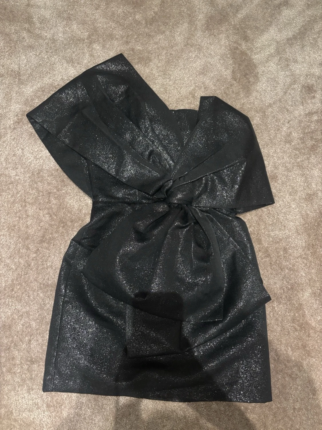 Svart glittrig kortklänning med rosett - 1