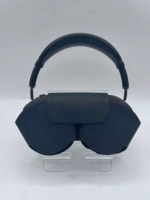 Apple AirPods Max – premiumljud, maxad komfort & stil ✨ - Letar du efter hörlurar i toppklass? Då är Apple AirPods Max ett självklart val. En exklusiv over-ear-modell som kombinerar kraftfullt ljud, hög komfort och ikonisk Apple-design. De mjuka öronkuddarna och det justerbara huvudbandet gör att de sitter bekvämt även vid längre lyssning – perfekta för musik, filmer, resor eller vardagsanvändning. Den stilrena designen ger ett lyxigt intryck och passar både hemma och på språng. 🎧 Premium over-ear hörlurar ✨ Snygg, modern och tidlös design 👌 Bekväma & 