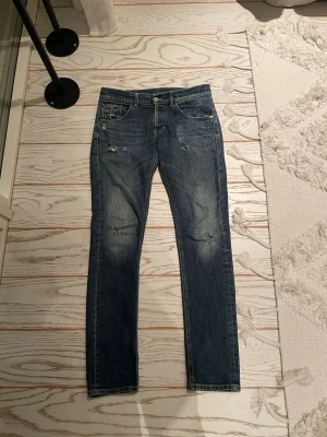 Dondup jeans  - Dondup jeans med slitningar storlek 31 hör av dig vid frågor 