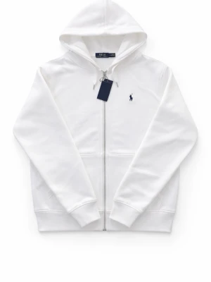 Vit hoodie från Polo Ralph Lauren  - Vit Polo Ralph Lauren Hoodie  Stilren vit hoodie från Polo Ralph Lauren i klassisk design. Tillverkad i mjukt och bekvämt material som passar perfekt till både vardag och mer uppklädda outfits. Den ikoniska brodyren på bröstet ger en tidlös och exklusiv känsla.  🔹 Märke: Polo Ralph Lauren 🔹 Färg: Vit 🔹 Skick: Nyskick / mycket fint skick 🔹 Passform: Klassisk 🔹 Äkta vara  📦 Snabb leverans – skickas inom 15 timmar