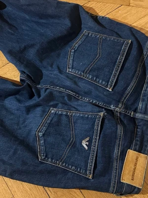 Emporio Armani jeans  - Säljer ett par mörkblå jeans från Emporio Armani. Mycket bra skick 