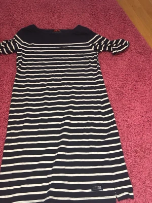 Klänningen  - En fin klänning som har lite längre armar 