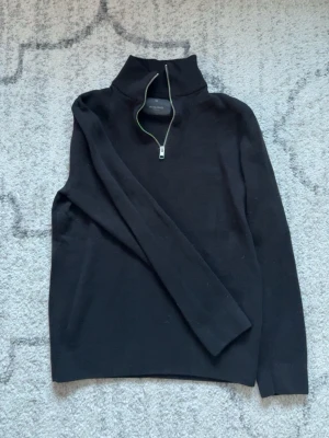 Halfzip j&j - En fräsch halfzip från jack&jones som inte kommer till användning, strl S och är i nästan oanvänt skick. Bara o skriva ifall det finns frågor eller funderingar!