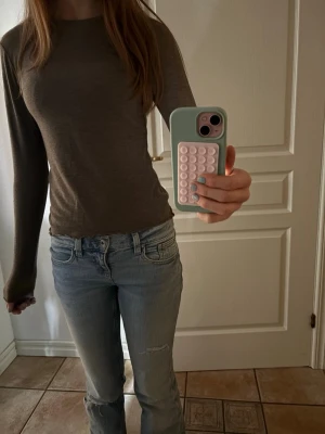 Brun långärmad topp i bomull - ‼️PRIS KAN DISKUTERAS‼️ Säljer en enkel brun långärmad topp i mjukt bomullsmaterial. Modellen är slim fit med rund hals och utan synliga detaljer. Tröjan är lite nopprig. 