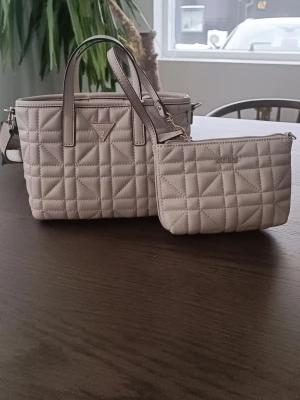 GUESS väska  - Helt ny oanvänd guess väska, köpte för cirka en månad sen men säljer pågrund av att jag har många liknande och behöver mer variation. Super fin och rymlig! 