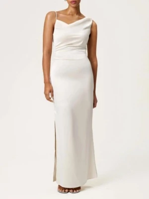 Balklänning från Adoore - Säljer en elegant långklänning från Adoore i champagnefärgad satin. Klänningen har smala axelband, draperad urringning och en slits på sidan. Stängs med dragkedja i sidan. Färgen heter creme white men skulle säga att den är mer champagnefärgad. Nypris 1595kr. Endast använd en gång 💗