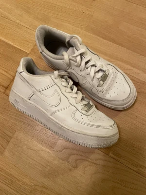 Nike Air Force 1 sneakers, strl 36 - Snygga Nike Air Force 1 sneakers i vitt. Storlek 36, skorna är i bra skick och har inga skador. Nypris ca 1200 kr mitt pris endast 399 kr. Fraktar inom 1 dag, om du har någon fundering så är det bara att höra av sig😊