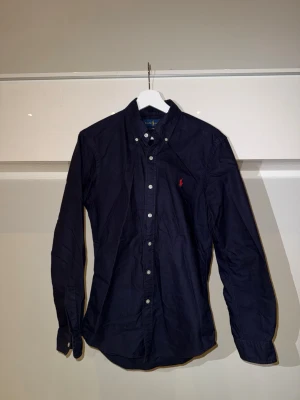 Mörkblå ralphlauren skjorta  - En mörklblå Ralph lauren skjorta bra skick